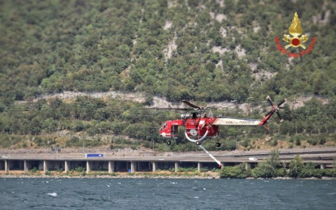 Incendio Moregallo, la pioggia non basta, proseguono le operazioni. Resta chiusa la SP583