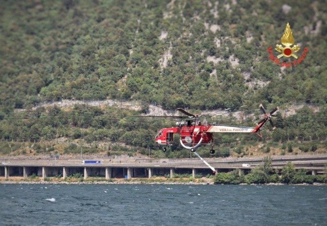 Incendio Moregallo, la pioggia non basta, proseguono le operazioni. Resta chiusa la SP583