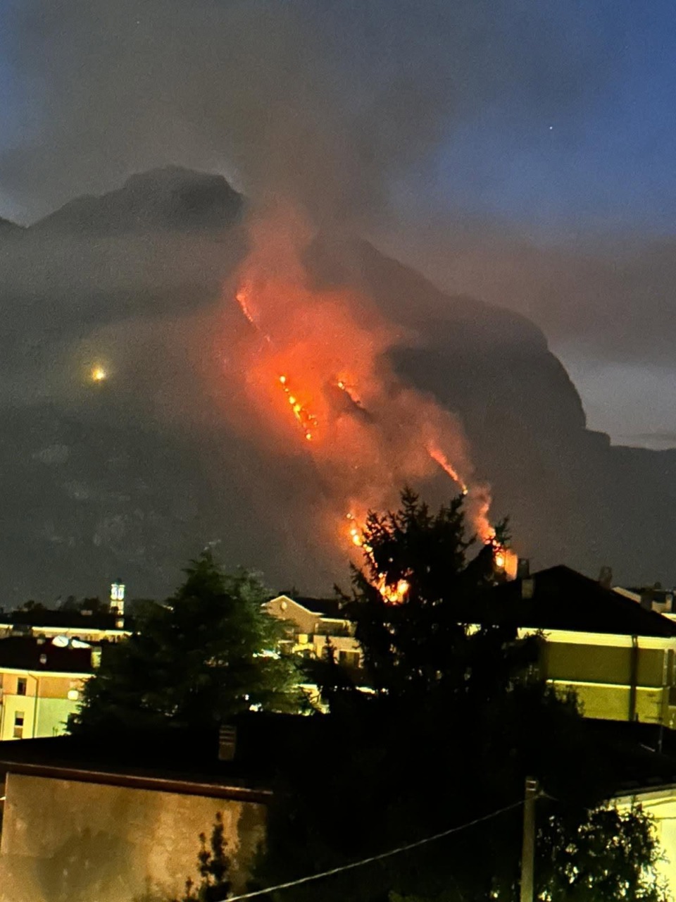 Monte Moregallo in fiamme: in volo canadair. Chiusa la Strada provinciale 583 FOTO E VIDEO