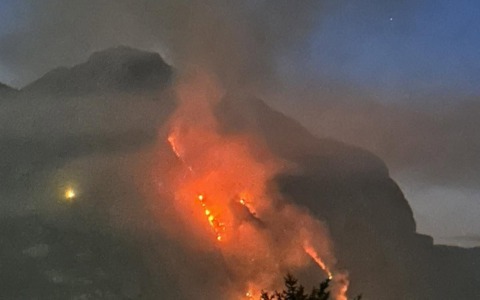 Monte Moregallo in fiamme: in volo canadair. Chiusa la Strada provinciale 583 FOTO E VIDEO