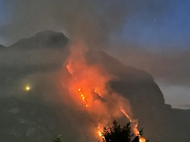 Monte Moregallo in fiamme: in volo canadair. Chiusa la Strada provinciale 583 FOTO E VIDEO
