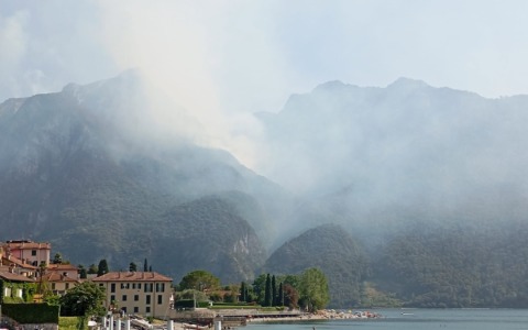 Incendio Moregallo: lotta senza tregua contro fiamme e fumo