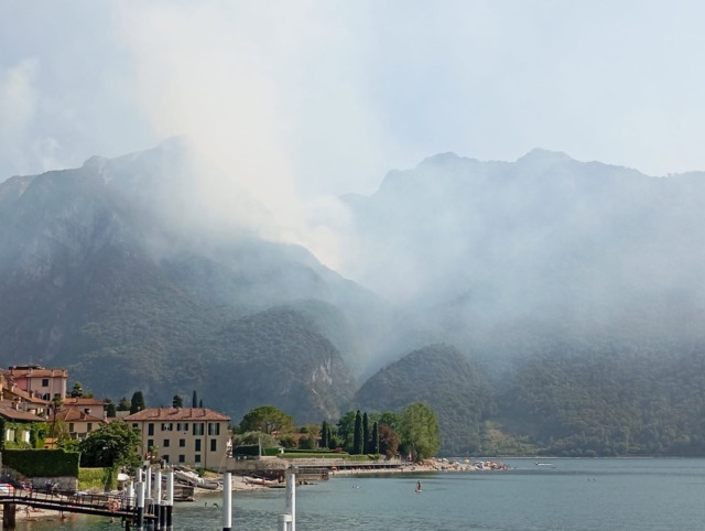 Incendio Moregallo: lotta senza tregua contro fiamme e fumo