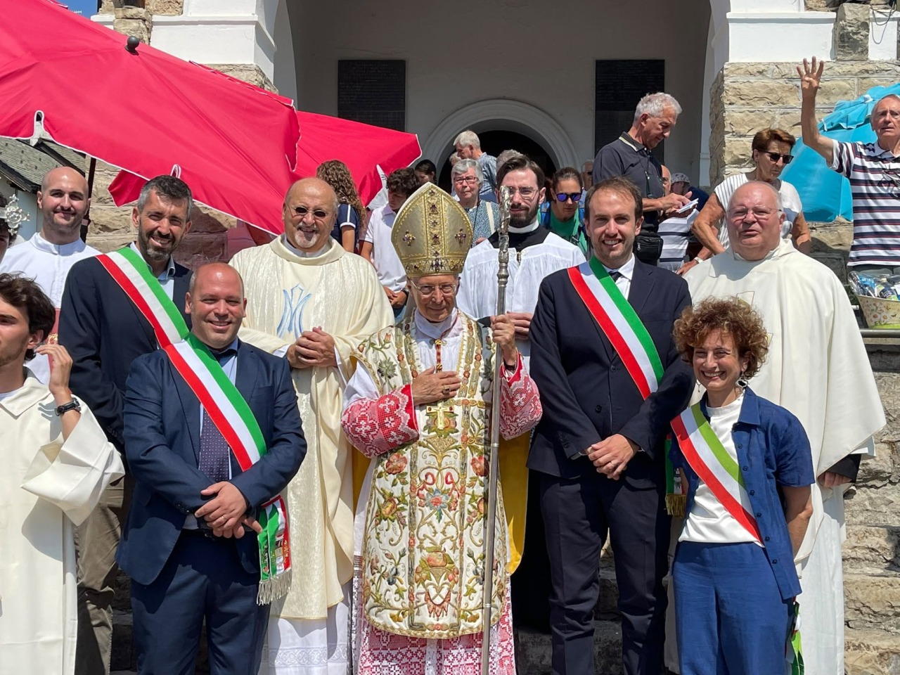 Il Cardinale Angelo Bagnasco visita i Piani Resinelli a Ferragosto