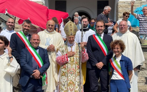 Il Cardinale Angelo Bagnasco visita i Piani Resinelli a Ferragosto