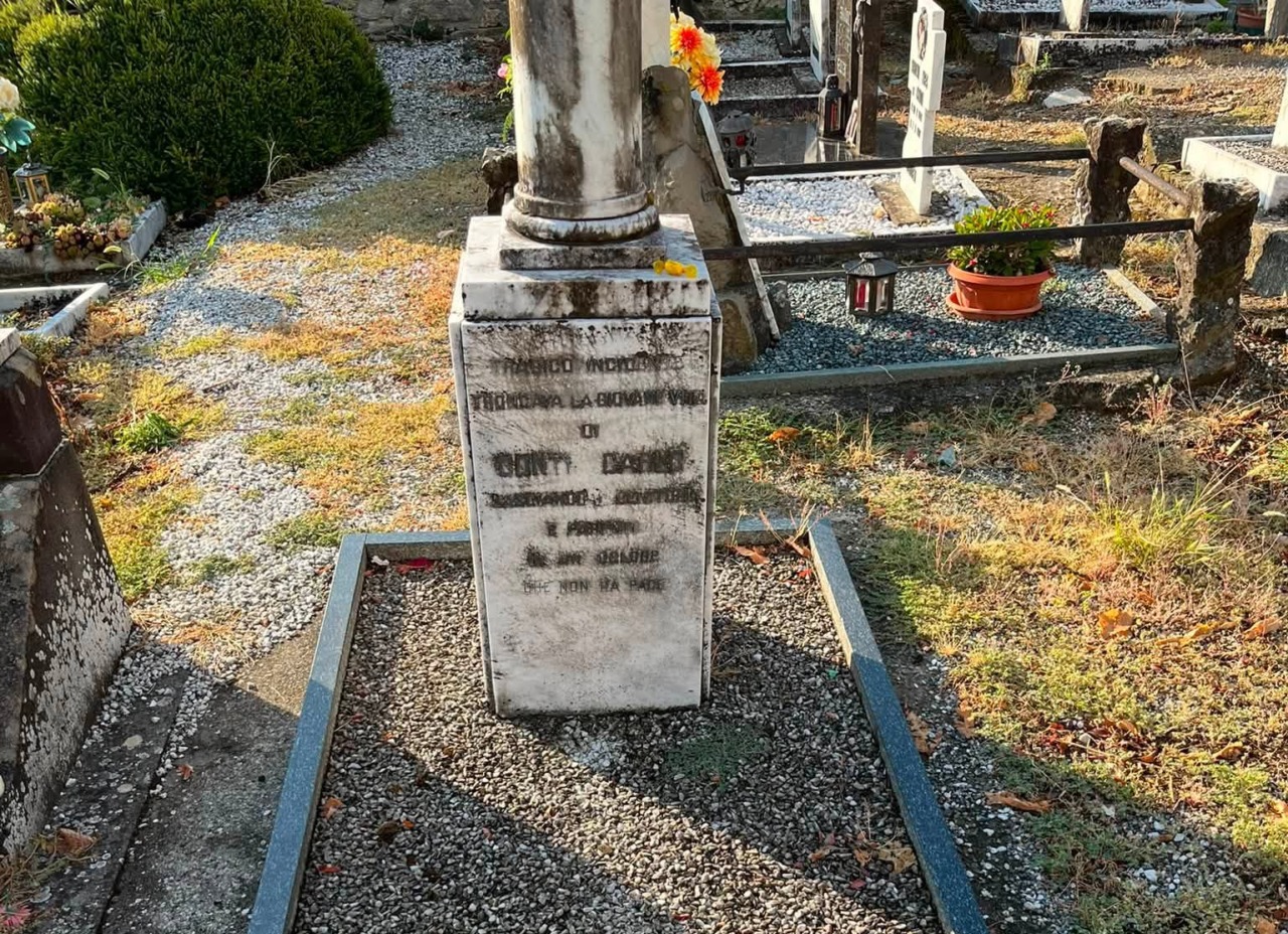 Fiori, marmi e una caramella: il misterioso custode della tomba di un 17enne