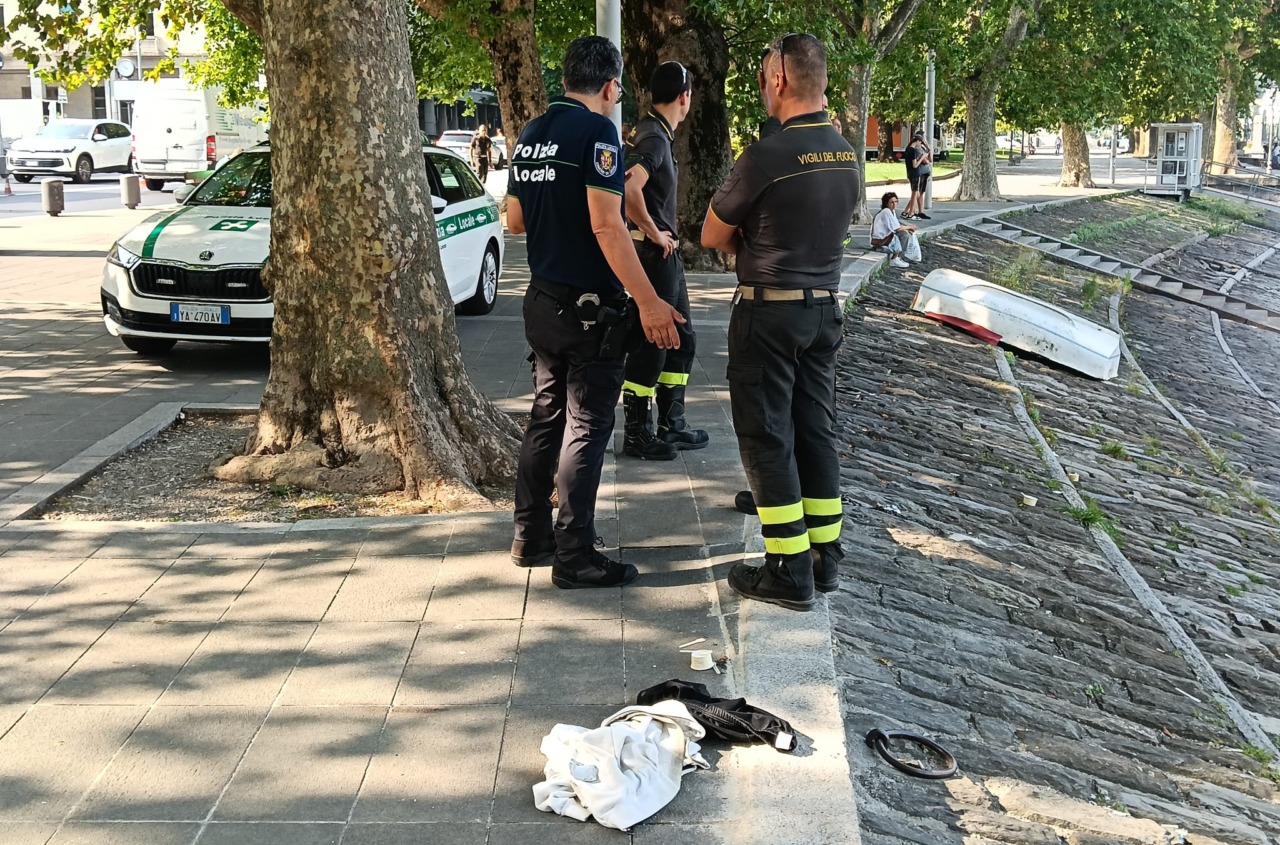 Abiti femminili abbandonati sul lungolago di Lecco: Vigili del Fuoco e forze dell’ordine impegnati nelle verifiche