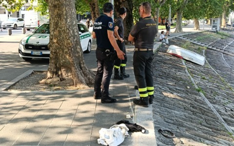 Abiti femminili abbandonati sul lungolago di Lecco: Vigili del Fuoco e forze dell’ordine impegnati nelle verifiche