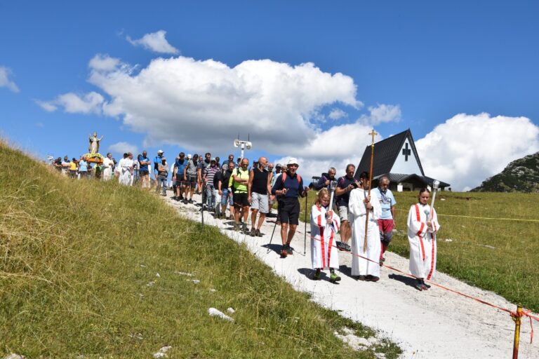 Piani di Bobbio, la Comunità Pastorale celebra Maria Regina dei Monti: fede, tradizione e fraternità in alta quota