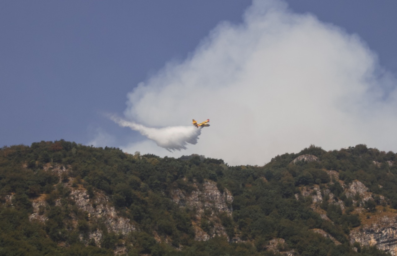 Incendio Moregallo, stop a navigazione e sport sul lago: ordinanze di Lecco e Valmadrera
