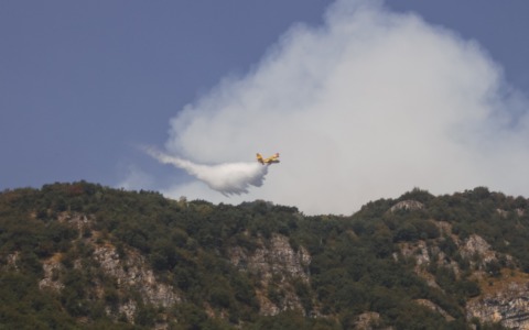 Incendio Moregallo, stop a navigazione e sport sul lago: ordinanze di Lecco e Valmadrera