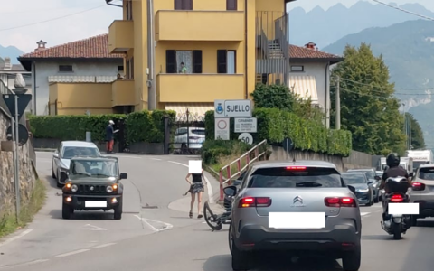 Suello, incidente in moto in via Roma, ferito anche un minorenne