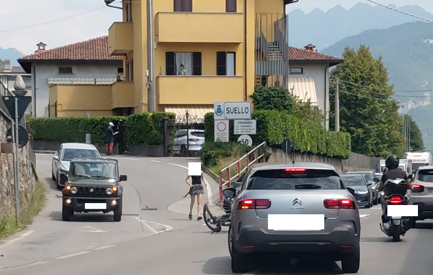 Suello, incidente in moto in via Roma, ferito anche un minorenne