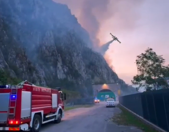 Fiamme sul Monte Moregallo: in volo canadair. Chiusa la Strada provinciale 583 FOTO E VIDEO