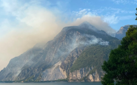 Incendio Moregallo, Fasoli valuta lo stop ai fuochi: «Momenti difficili, il territorio è sotto pressione»