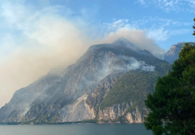 Incendio sul Moregallo: ancora focolai, elicottero in azione