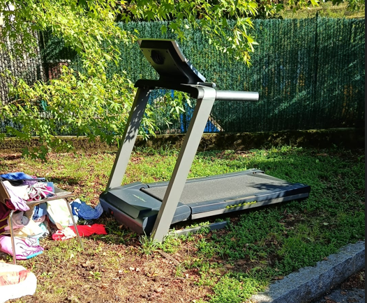 Lecco, tapis roulant abbandonato al parcheggio. Inciviltà dilagante