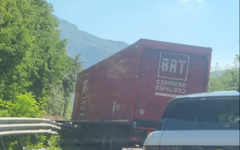 Mandello, Incidente sulla Statale 36: camion si schianta contro il  guard rail