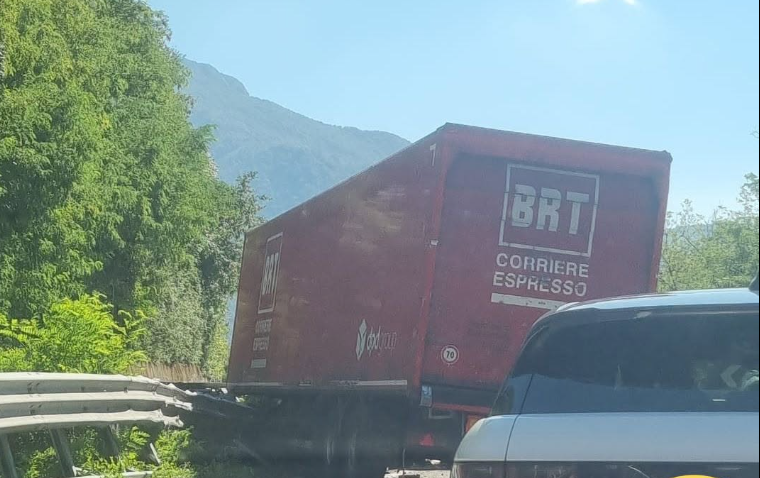 Mandello, Incidente sulla Statale 36: camion si schianta contro il  guard rail