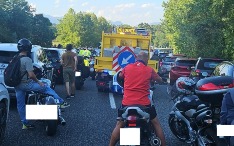 Gravissimo incidente sulla Statale 36 in direzione Lecco: due ragazzi in moto caduti a Briosco