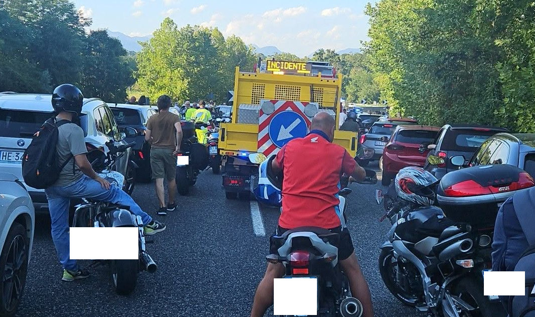 Gravissimo incidente sulla Statale 36 in direzione Lecco: due ragazzi in moto caduti a Briosco