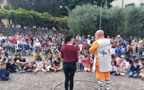 Barzio saluta l’estate con Saltimbarzio: artisti di strada e cena in oratorio