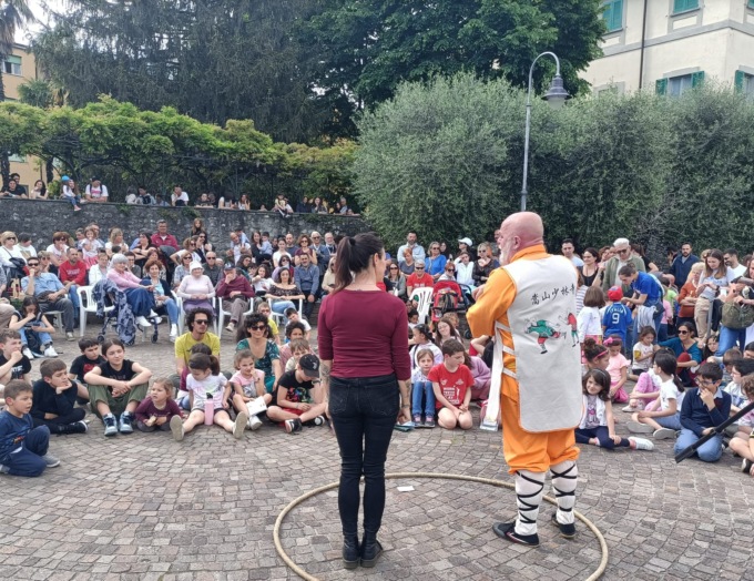 Barzio saluta l’estate con Saltimbarzio: artisti di strada e cena in oratorio