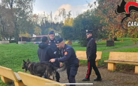 Pestato a sangue e chiuso nel bagagliaio, arrestati due uomini per tentato omicidio