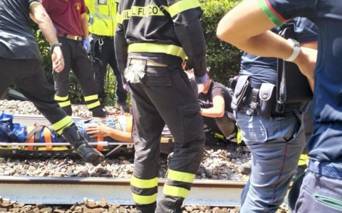 Precipita sul sedime ferroviario, recuperato dai Vigili del Fuoco