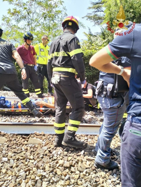 Precipita sul sedime ferroviario, recuperato dai Vigili del Fuoco