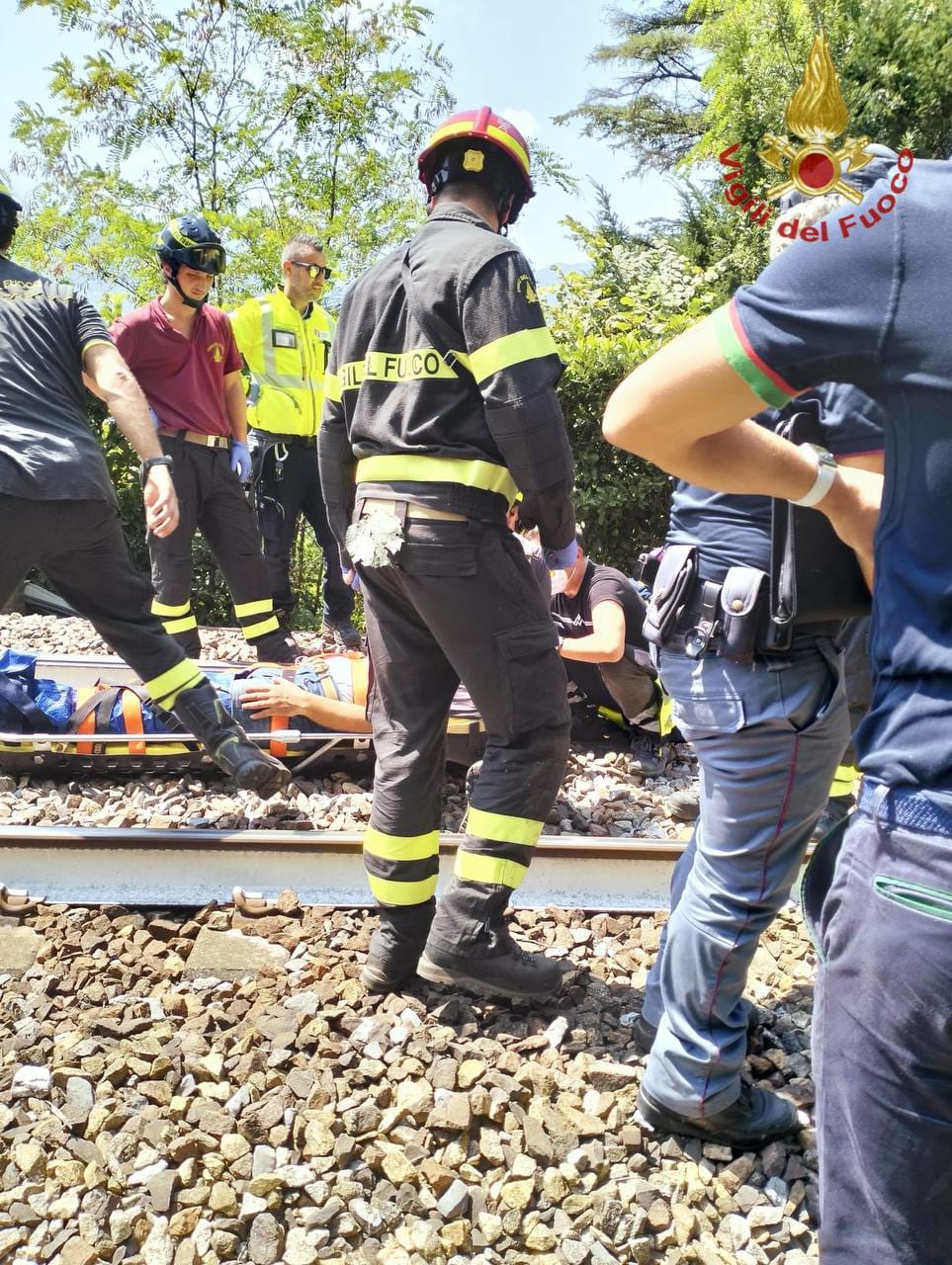 Precipita sul sedime ferroviario, recuperato dai Vigili del Fuoco