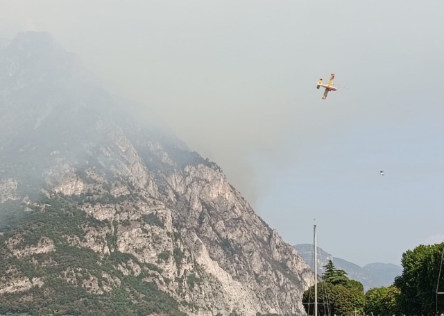 Incendio sul Moregallo, la battaglia continua: due focolai ancora attivi sopra Sambrosera