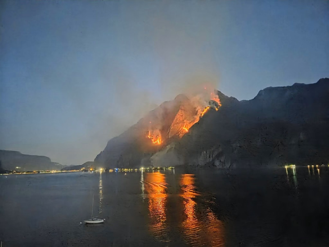 Incendio sul Moregallo, seconda notte di inferno di fuoco