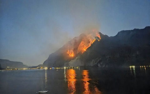 Incendio sul Moregallo, seconda notte di inferno di fuoco