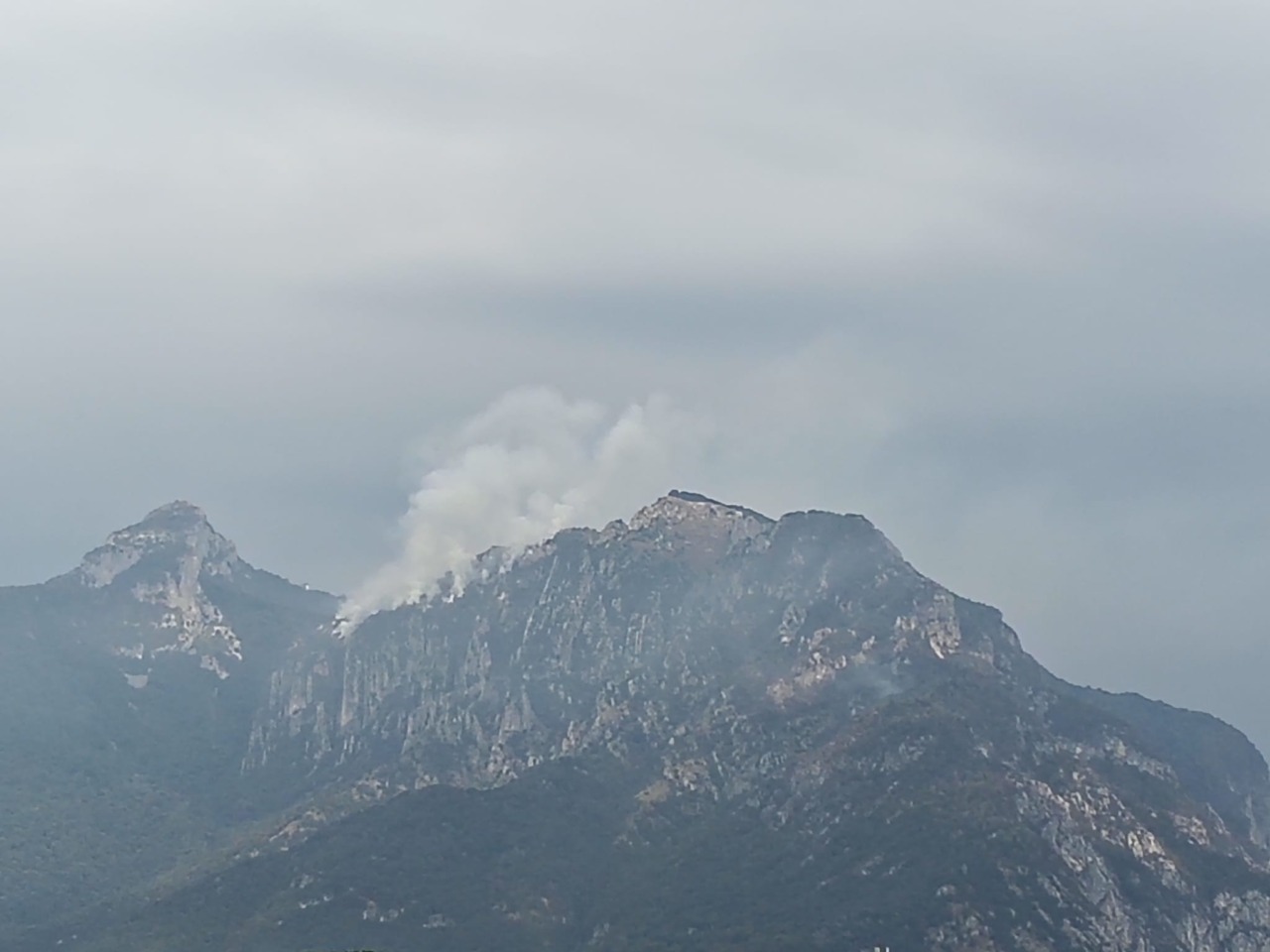 Incendio Moregallo: il rogo non è ancora domato ma migliorano le condizioni. Elicottero in azione