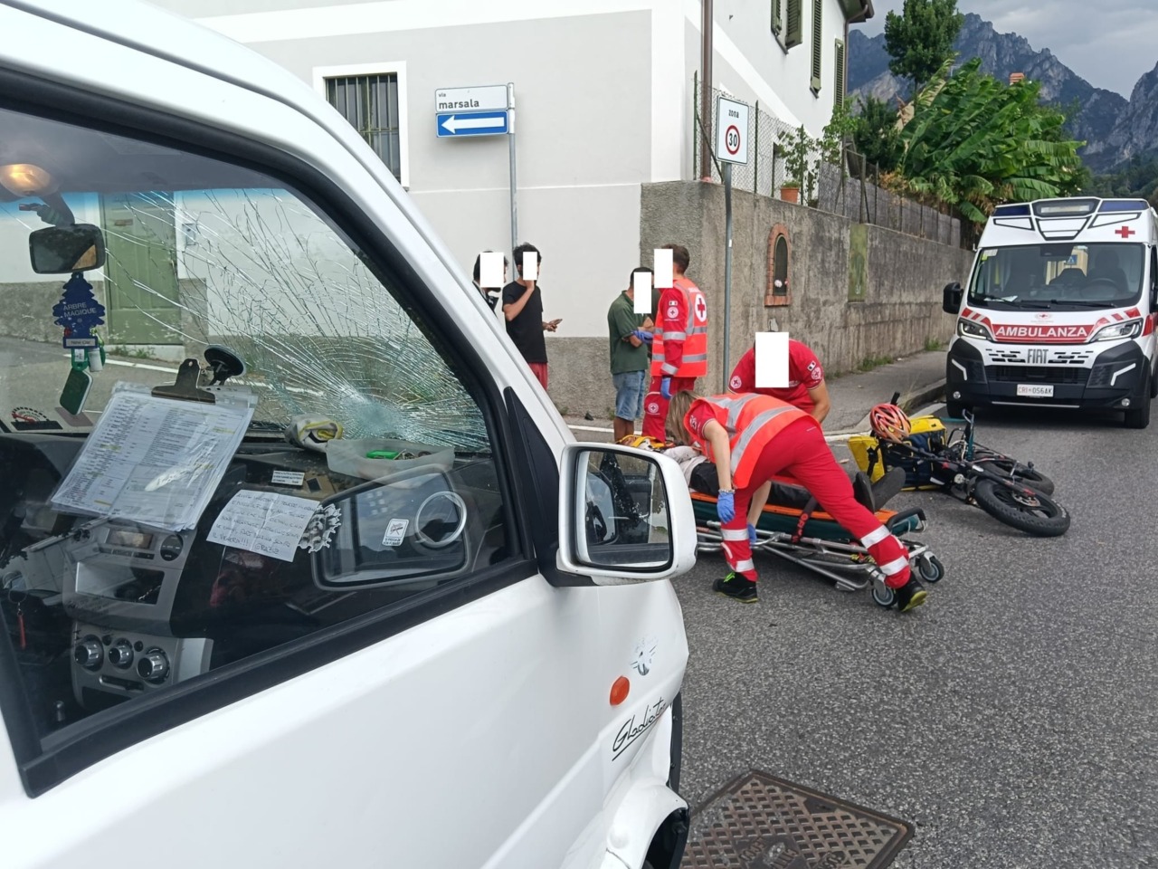Lecco, rider investito. Violento schianto con un furgone, giovane in ospedale
