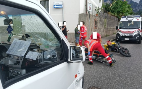 Lecco, rider investito. Violento schianto con un furgone, giovane in ospedale