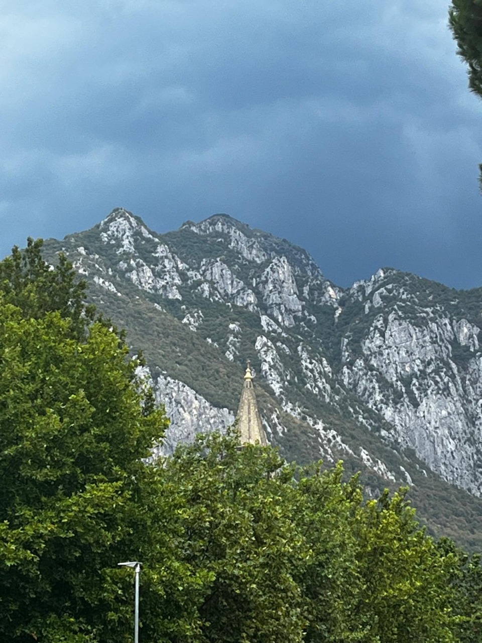 Allerta meteo gialla a Lecco, temporali in arrivo. Si guarda al cielo con speranza per l’incendio sul Moregallo