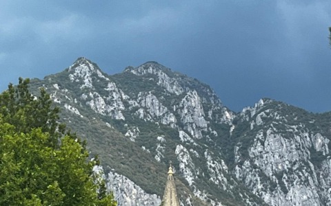 Allerta meteo gialla a Lecco, temporali in arrivo. Si guarda al cielo con speranza per l’incendio sul Moregallo
