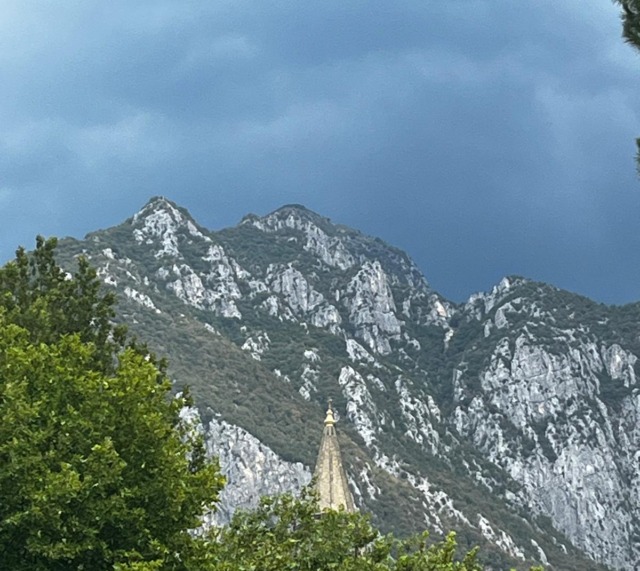 Allerta meteo gialla a Lecco, temporali in arrivo. Si guarda al cielo con speranza per l’incendio sul Moregallo