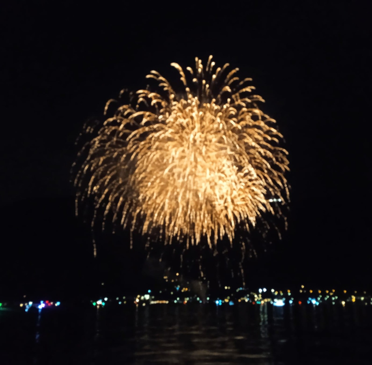 Mandello del Lario, folla sul lungolago per i fuochi d’artificio di San Lorenzo