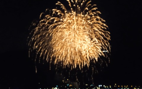 Mandello del Lario, folla sul lungolago per i fuochi d’artificio di San Lorenzo
