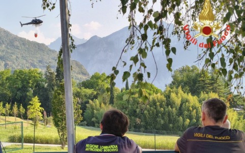 Moregallo, ancora attivo il rogo di Valmadrera: ripartenze nella notte