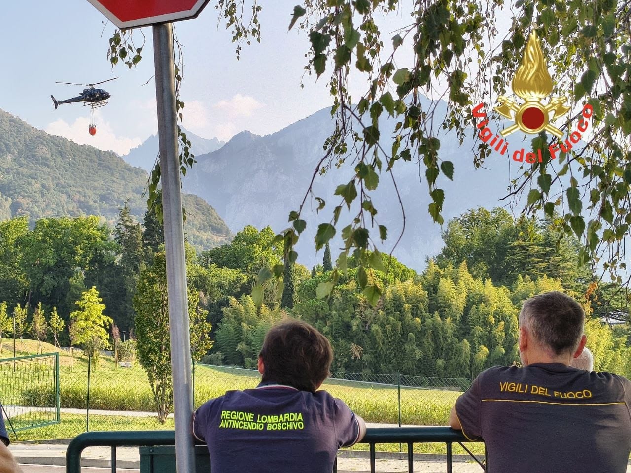 Moregallo, ancora attivo il rogo di Valmadrera: ripartenze nella notte