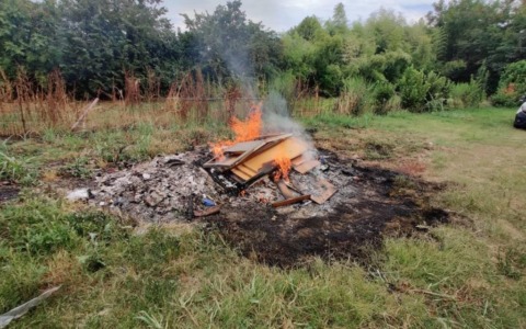 Brucia rifiuti edili in un terreno di sua proprietà: denunciato