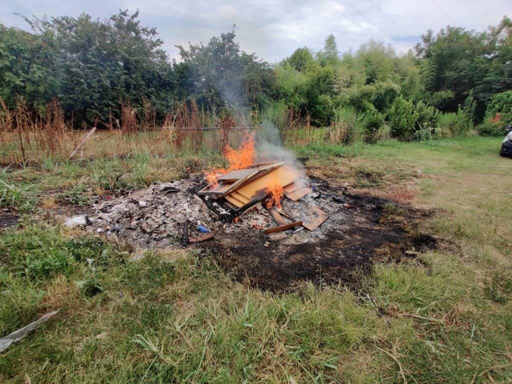 Brucia rifiuti edili in un terreno di sua proprietà: denunciato