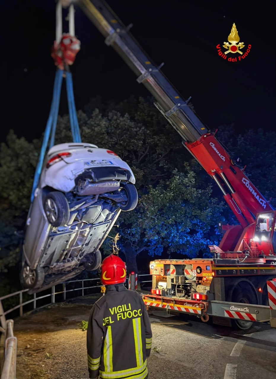 Auto fuori strada a Perledo, intervento dei Vigili del fuoco