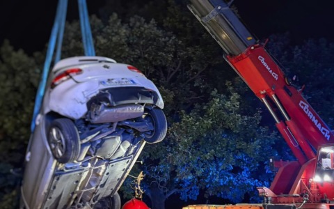 Auto fuori strada a Perledo, intervento dei Vigili del fuoco