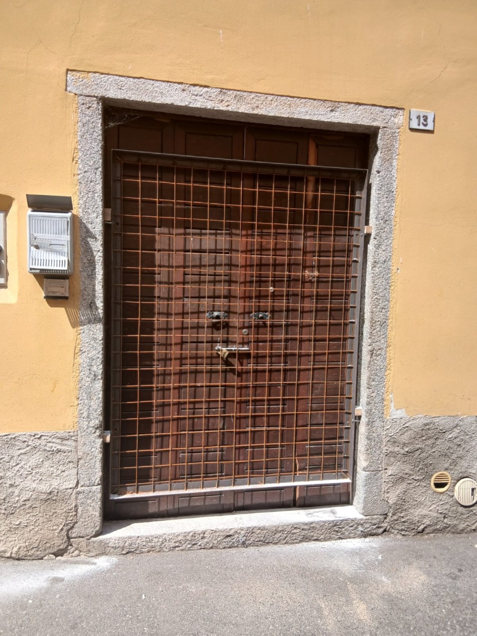Gravi carenze igienico-sanitarie, sgombrato appartamento in centro Olginate