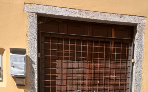 Gravi carenze igienico-sanitarie, sgombrato appartamento in centro Olginate